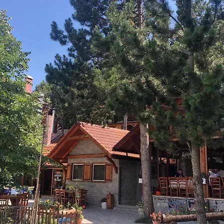 بيت خشبي Pepaj Razëm